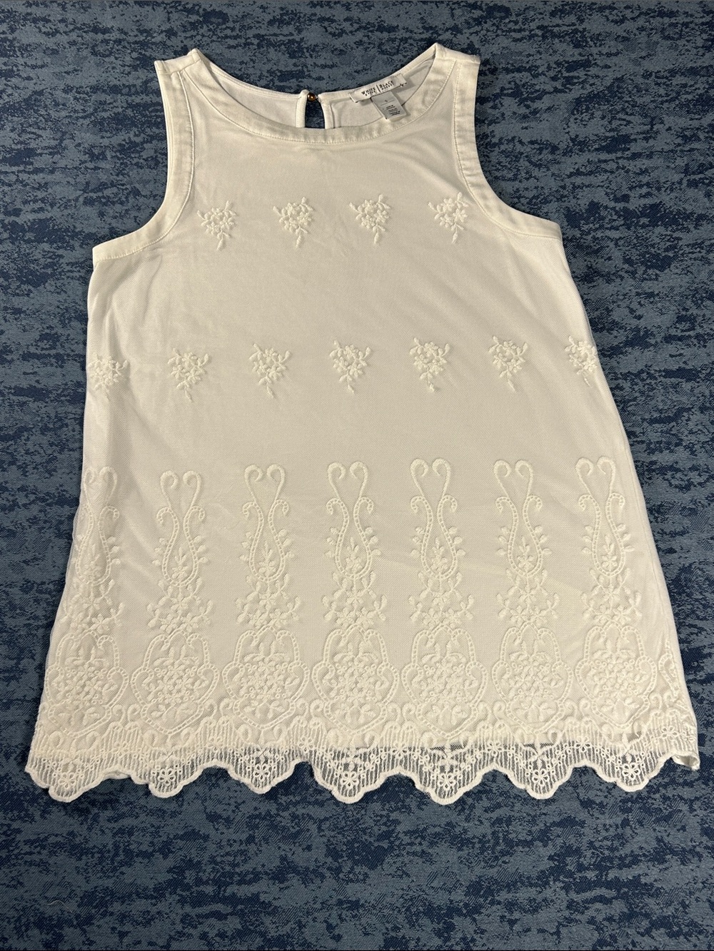 White House Black Market White Embroidered Tank Top size Small